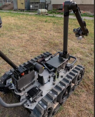 As forças armadas do robô do Eod da eliminação de ordenança explosiva incluem o corpo e o sistema de controlo móveis